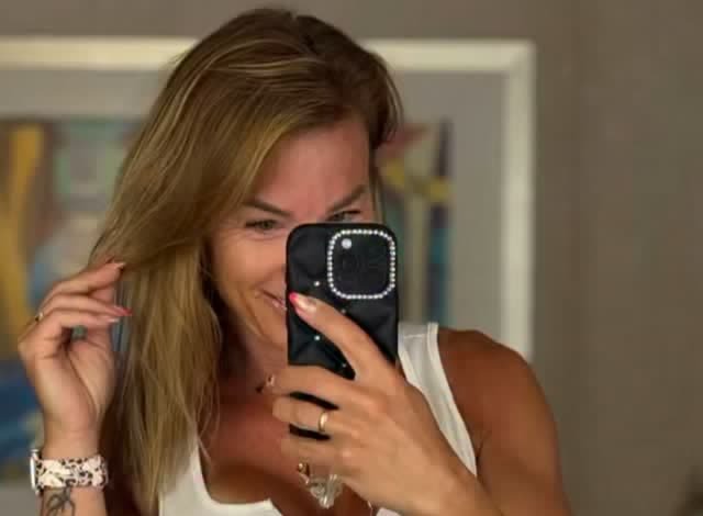 Marzena śmieje się, robiąc selfie w lustrze